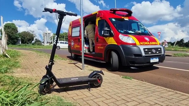 Adolescente fica ferido ao colidir patinete contra carro na Avenida Amazônia