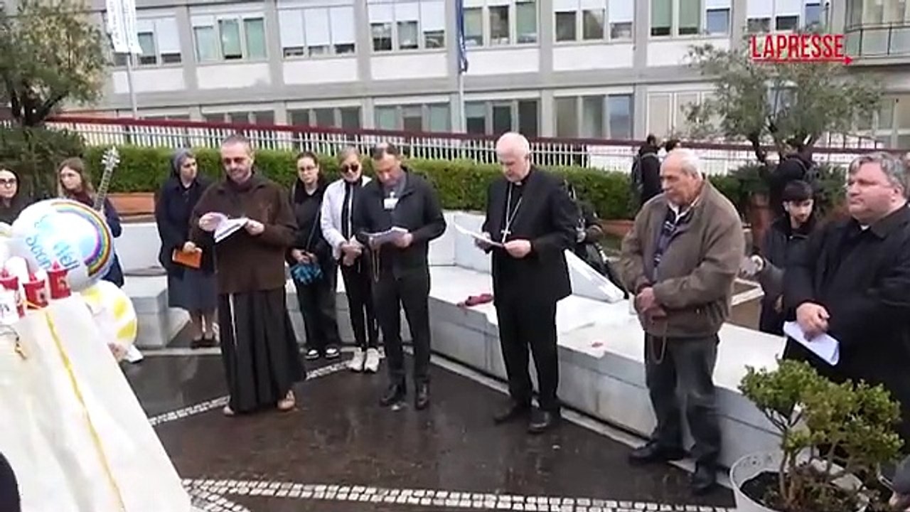 I fedeli davanti al Gemelli per la recita del Rosario: in preghiera per Papa Francesco