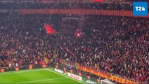 Fenerbahçeli taraftarlar, Galatasaray taraftarının bulunduğu bölgeye meşale attı