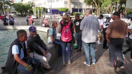 Colectivos de manifiestan en Av. Vallarta para presendar demandas variadas.