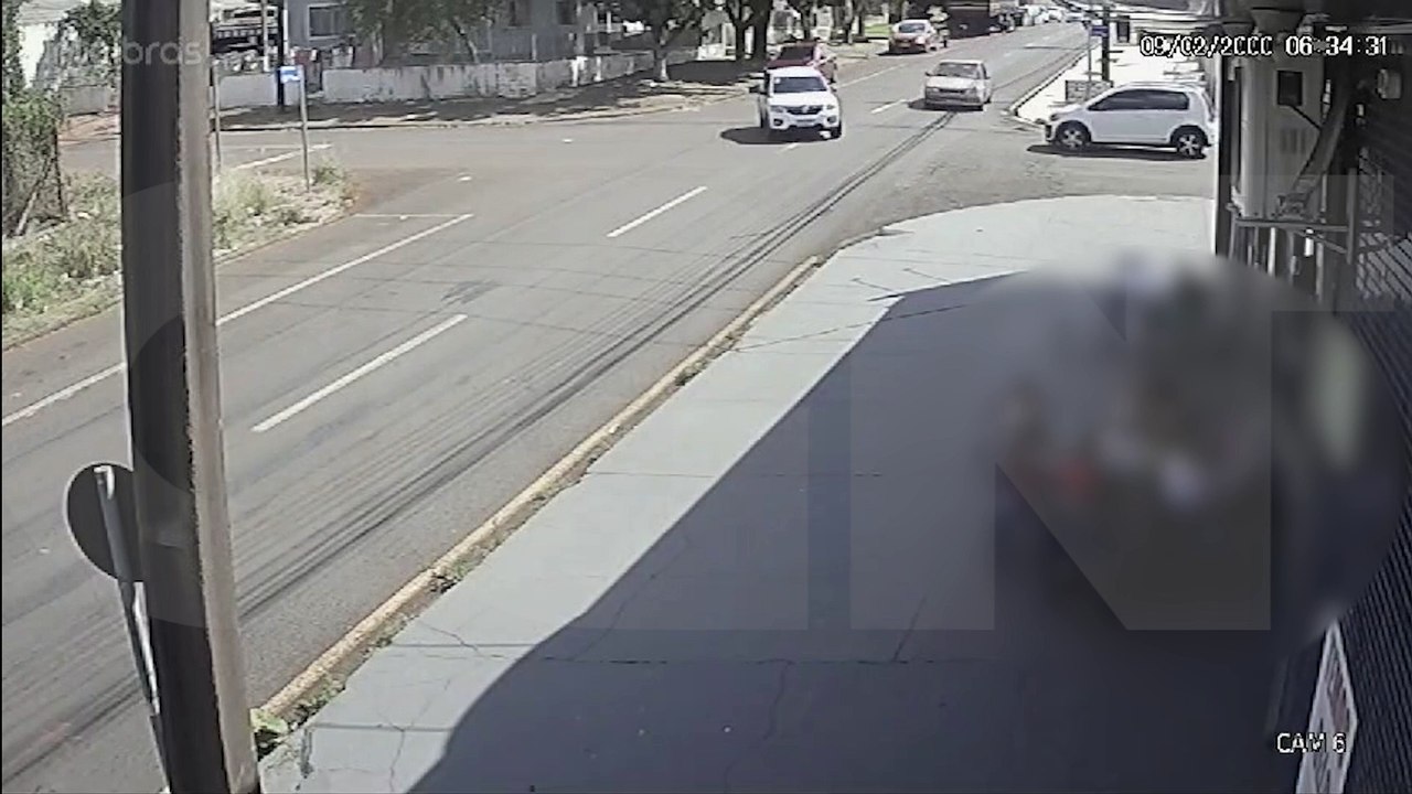 Câmera flagra acidente entre Kwid e Escort
