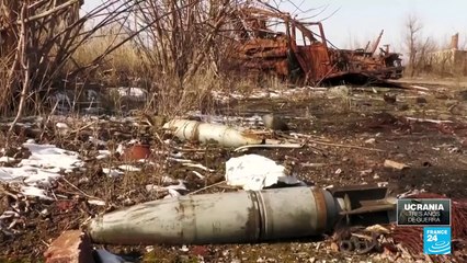Sobrevivientes ucranianos regresan a sus destruidos hogares en Donetsk