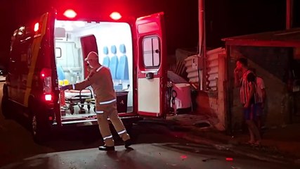 Ao tentar retirar abelhas, homem cai do telhado e quebra o dedo no XIV de Novembro
