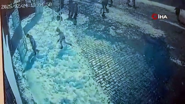 Başına buz kütlesi düşen çocuk ağır yaralandı!