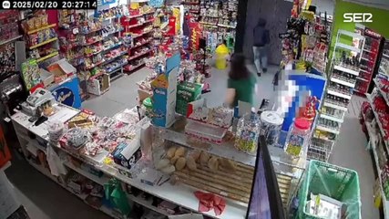 La empleada de una tienda de Lepe (Huelva) echa a gritos a un ladrón armado con una pistola