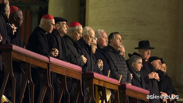 Parolin guida le preghiere per Papa Francesco in Piazza San Pietro