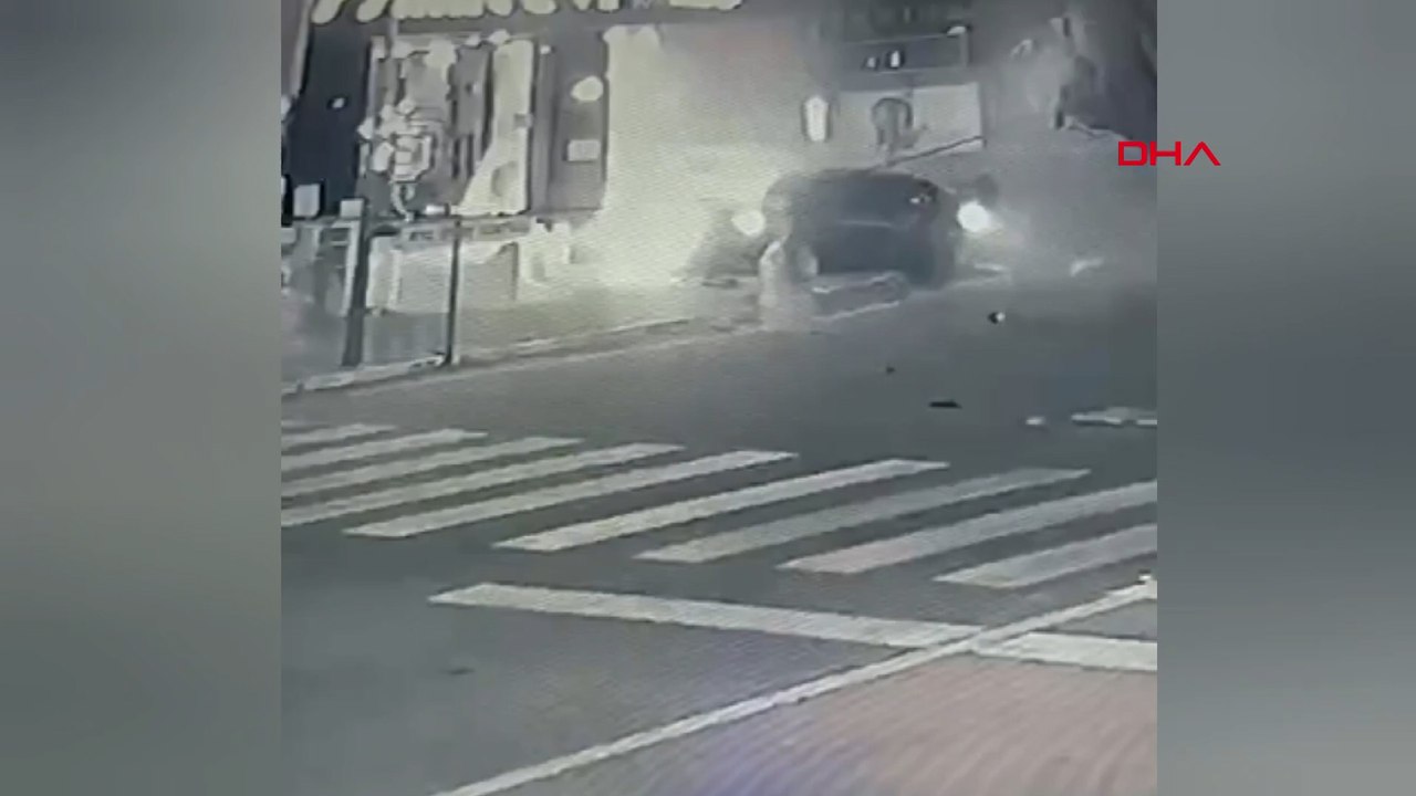 Hafif ticari araç otomobile çarptı; yaya son anda kurtuldu