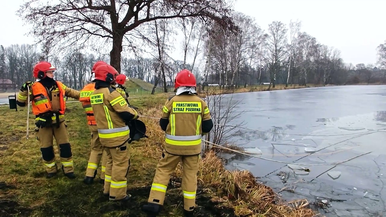 Strażacy - ratownie życia na lodzie