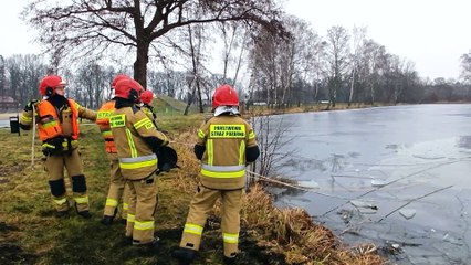 Strażacy - ratownie życia na lodzie