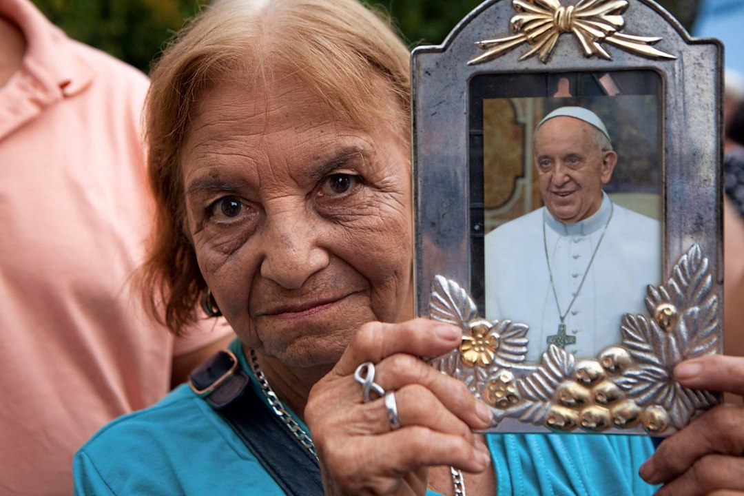 'Ernster Zustand': Gläubige beten für Papst Franziskus