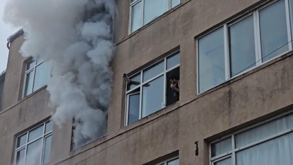 Fatih’te 6 katlı binada yangın paniği; pencerede yardım bekledi