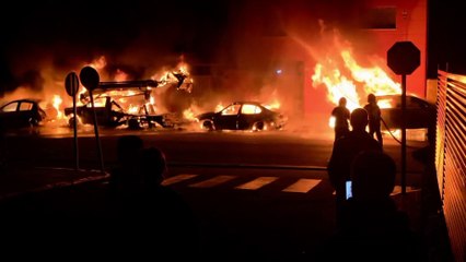 Arden el coche del alcalde de San Cristóbal y otros tres en un incendio que creen intencionado