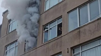 Fatih’te 6 katlı binada yangın paniği: Pencerede yardım bekledi