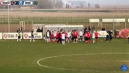 Rovigo, il video dell'allenatore che tira due pungi a un dirigente avversario: per lui è scattato l'esonero