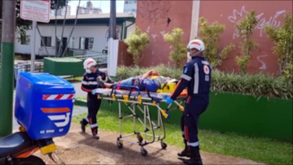 Motociclista é socorrido pelo Samu após acidente no Centro