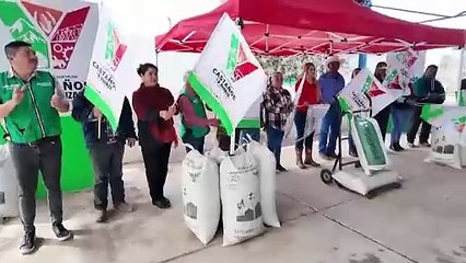 Entrega Yesica Sifuentes pollinaza a ejidatarios de Castaños