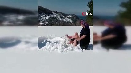 Buz gibi havada kar banyosu yaptı