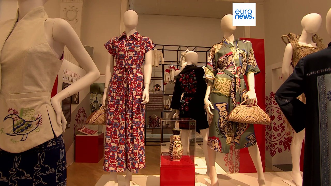 Divat és folklór elválaszthatatlan párosáról nyílt kiállítás Budapesten