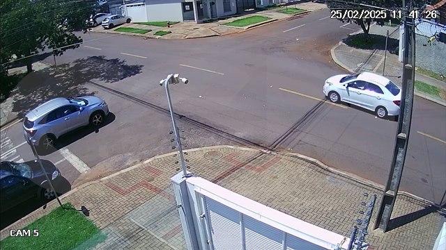 Câmera registra forte colisão entre carro e moto no Bairro Coqueiral