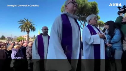 Roma, centinaia al Gemelli per l'addio al professor?Scambia