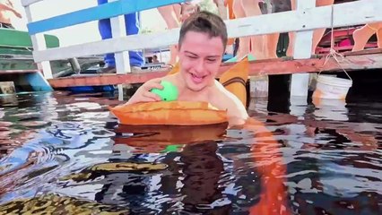 Terapia com botos ajuda jovens com deficiência na Amazônia