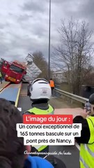 Un Convoi exceptionnel de 165 tonnes bascule