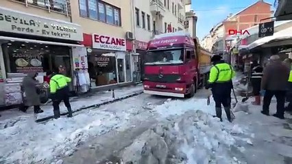 Kar kalınlığı 75 santime ulaştı! 5 bin ton kar ırmağa döküldü