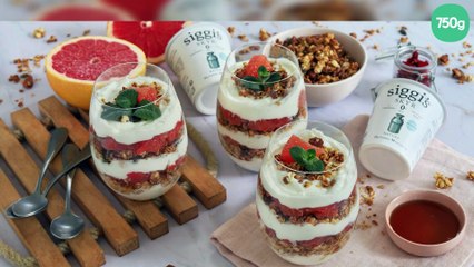 Parfait au skyr, granola maison et pomelo