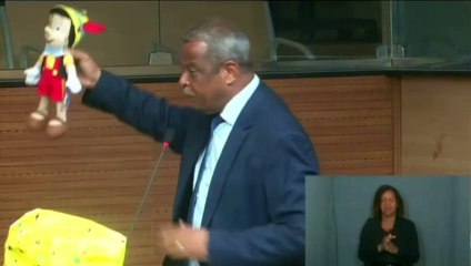 Luiz Eustáquio dá Pinóquio para Thiago Medina após caso