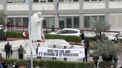 El papa Francisco continúa trabajando mientras permanece en el hospital