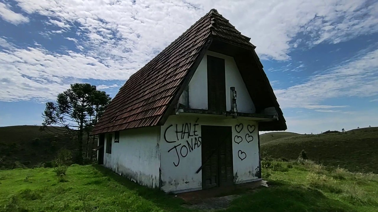 UM CHALÉ OBSCURO E SINISTRO POR DENTRO, ABANDONADO NUMA LINDA PAISAGEM DO INTERIOR
