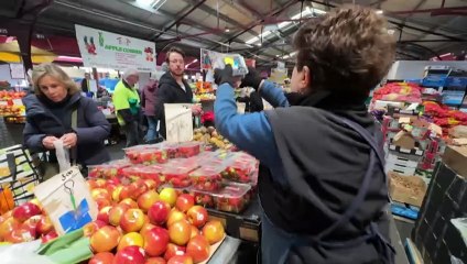Queen Victoria Market stallholders on strike for the first time in market’s history