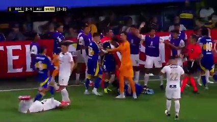 El tumulto entre los jugadores de Boca y Alianza Lima
