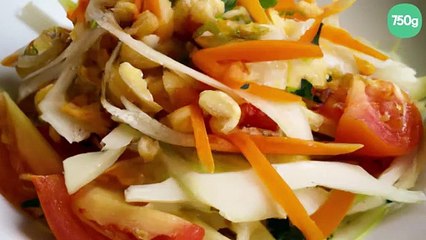 Salade thaï au chou blanc, à la tomate et à la papaye