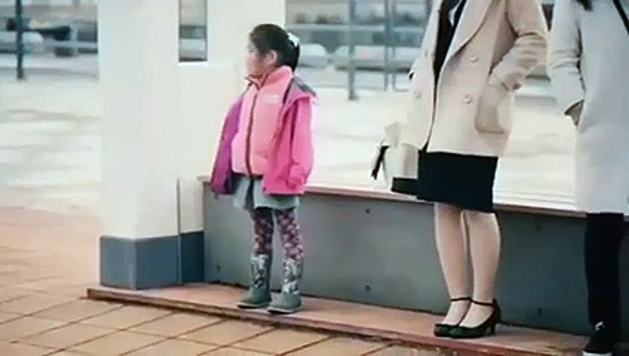 La Croix Rouge japonaise observe tendrement des enfants pour promouvoir l'entraide