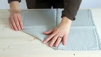 Réaliser un pliage de serviette en forme d'enveloppe pour un dîner en amoureux