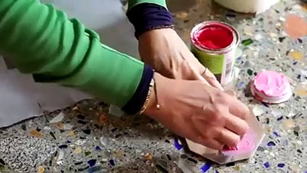 Réaliser un coussin personnalisé avec des lettres pochoirs