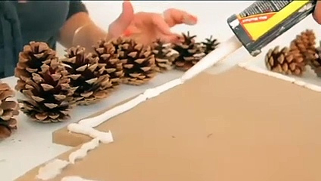 Fabriquer un sapin mural en pommes de pin pour Noël