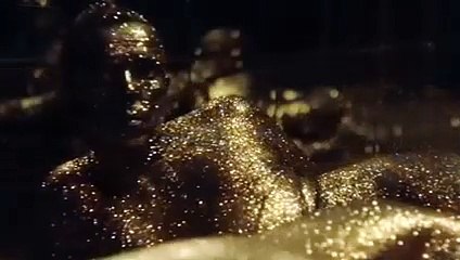 Le nouveau clip #EmbraceYourself honore la femme dans une nudité dorée