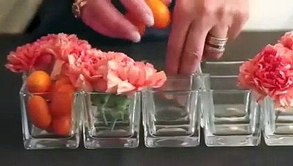 Un centre de table fait de fleurs et de fruits, plusieurs possibilités