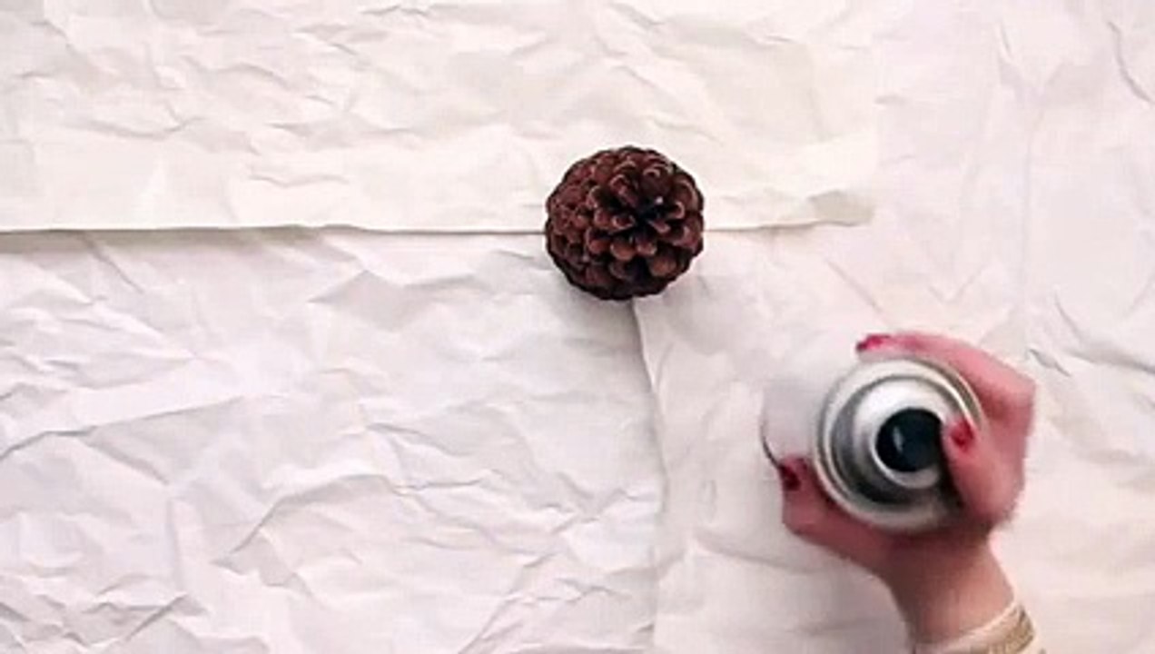 Comment faire des petits sapins de Nöel en pomme de pin ?