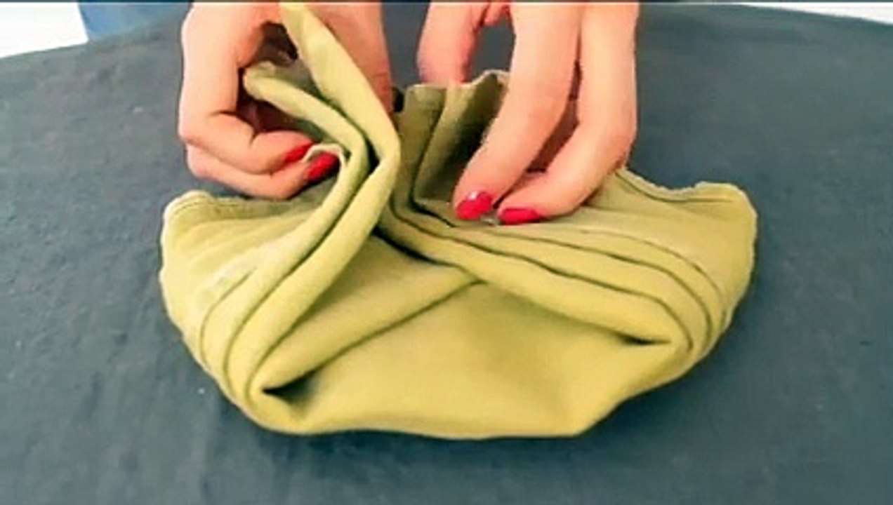 Sublimer une table de Noël avec un pliage de serviette en forme de pomme de pin