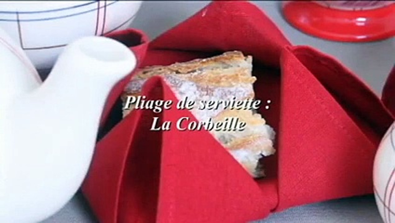 Réaliser un pliage de serviette astucieux en forme de corbeille à pain