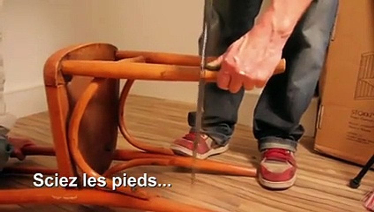 Vidéo : Une desserte et une chaise forment une étagère design