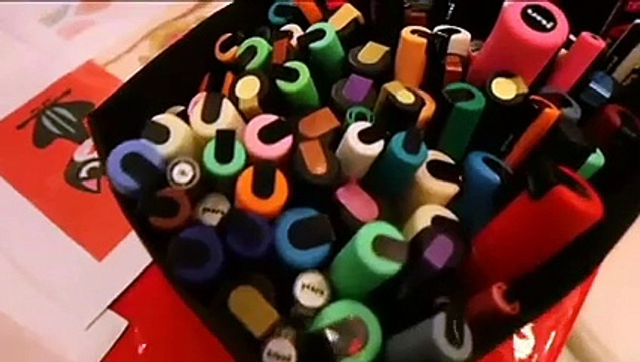 Des marqueurs Posca pour customiser un vase en verre laqué