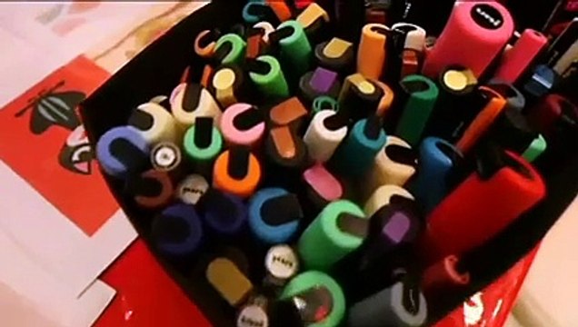 Des marqueurs Posca pour customiser un vase en verre laqué