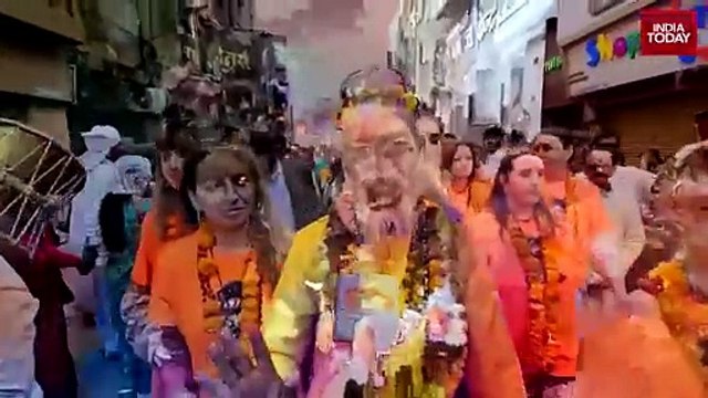 Video: Italian devotees visit Kashi Vishwanath on Mahashivratri, chant mantras