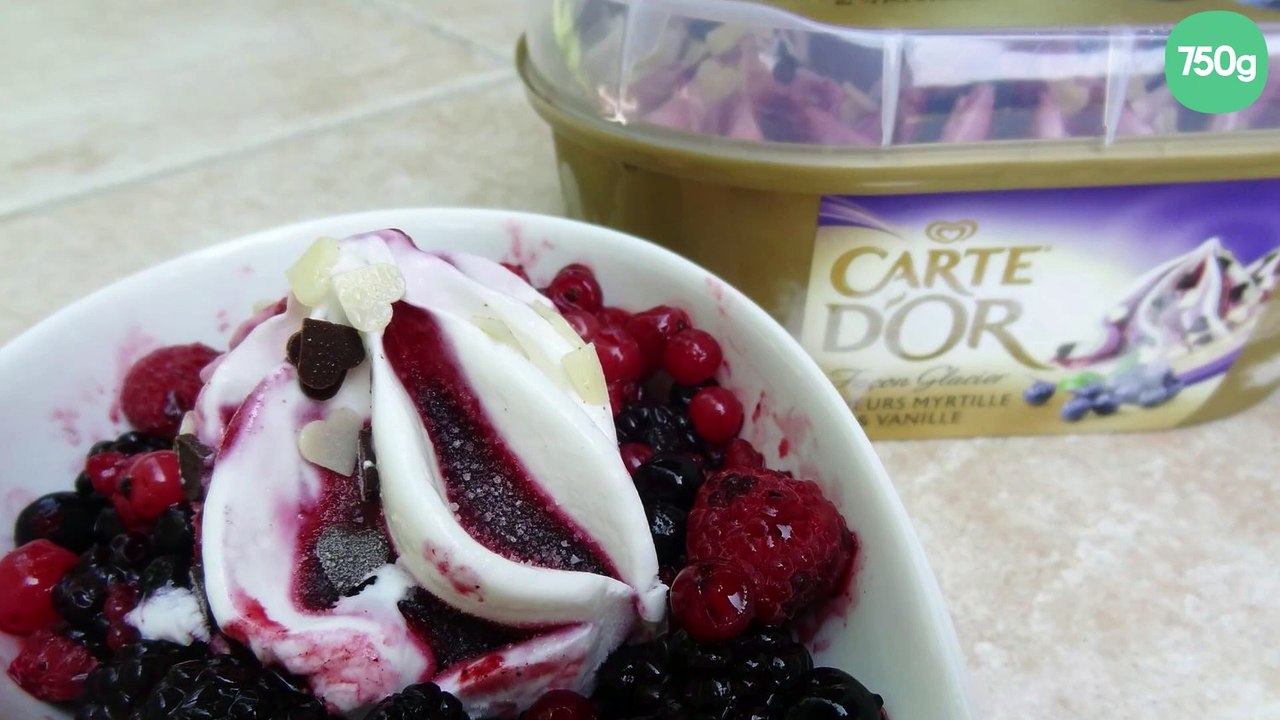 Salade de fruits gourmande à la glace Carte d'Or® façon glacier saveurs myrtille et vanille