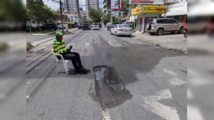 Descuido en calle José Amado Soler por fuga de agua