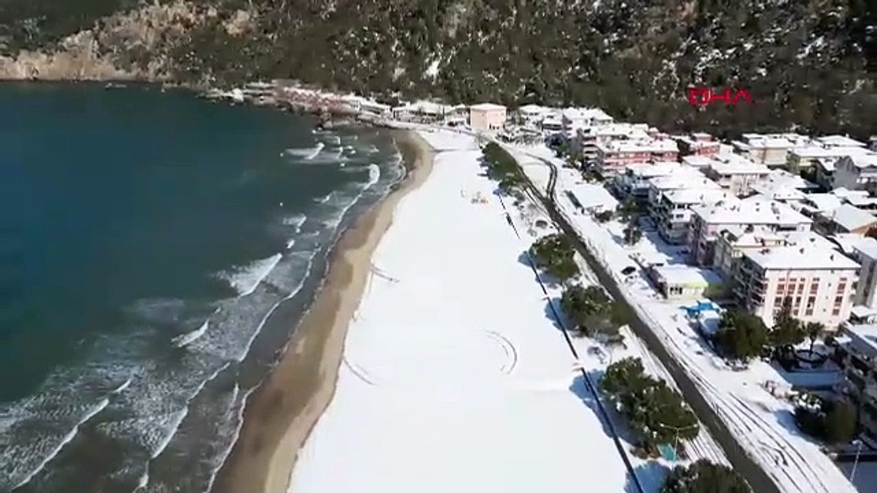 Türkiye'nin mavi bayraklı plajı kar altında... Kumsal beyaza büründü